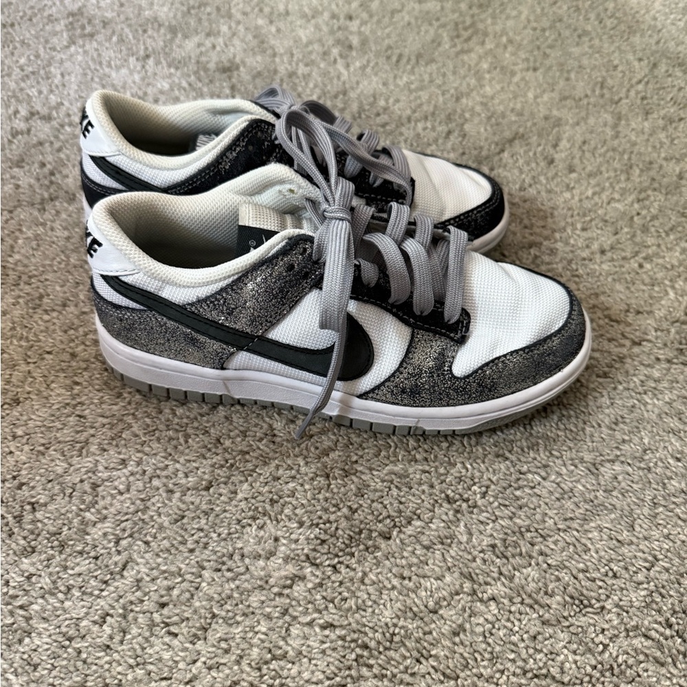Nike dunks golden gals